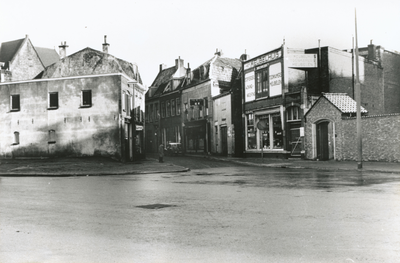 863544 Gezicht op de ingang van de Rozenstraat in Wijk C te Utrecht, vanaf de St. Jacobsstraat, met rechts het pand ...